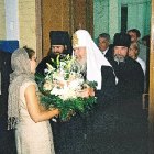 И.Никитина вручает букет Патриарху Алексию II, 2003 год