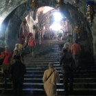 В храм  ведет спуск по широкой лестнице в 48 ступеней. Свет проникает только через вход. 