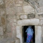 "Врата смирения" - единственный сохранившийся вход в храм, 2 остальных - замурованы