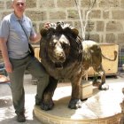 Паломники фотографируются на память у скульптуры льва