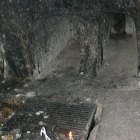 Могилы, высеченные в скале позади Кувуклии