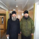 Помощник командира по работе с верующими военнослужащими - иерей Дионисий Гришин (справа)
