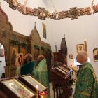Священники Лев и Валерий Юшковы совершают литургию