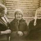 Монахиня Протасия (в центре) с жительницами Маевки