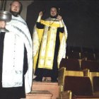 20021111-первый молебен в театре