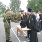 Батюшка лично поздравляет молодых солдат с принятием присяги