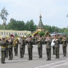 Военный оркестр играет торжественный марш