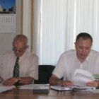 Председатель комиссии - глава города П.Ф.Шульженко(справа), секретарь комиссии - Н.Г.Соколюк