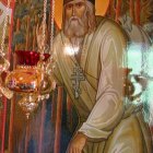 У иконы батюшке Серафиму в храме Святого Духа
