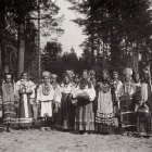 Местные жители в народных костюмах встречают Царя. Саров 1903.