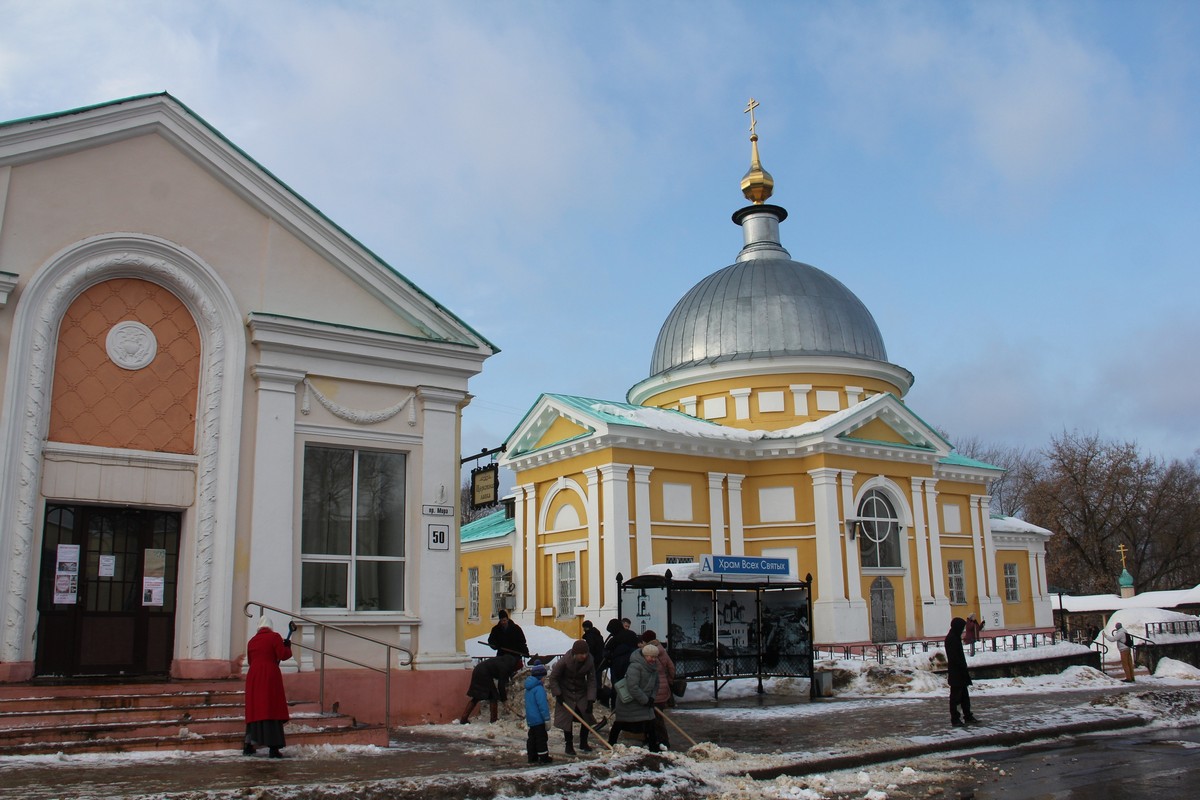 Саровские церкви. Церковь всех святых Саров. Храмы Сарова фото. Саров храм всех святых кладбище. Храм всех святых архив Саров.