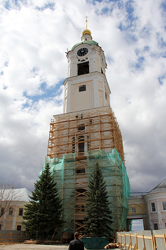 Колокольня Успенского монастыря с курантами