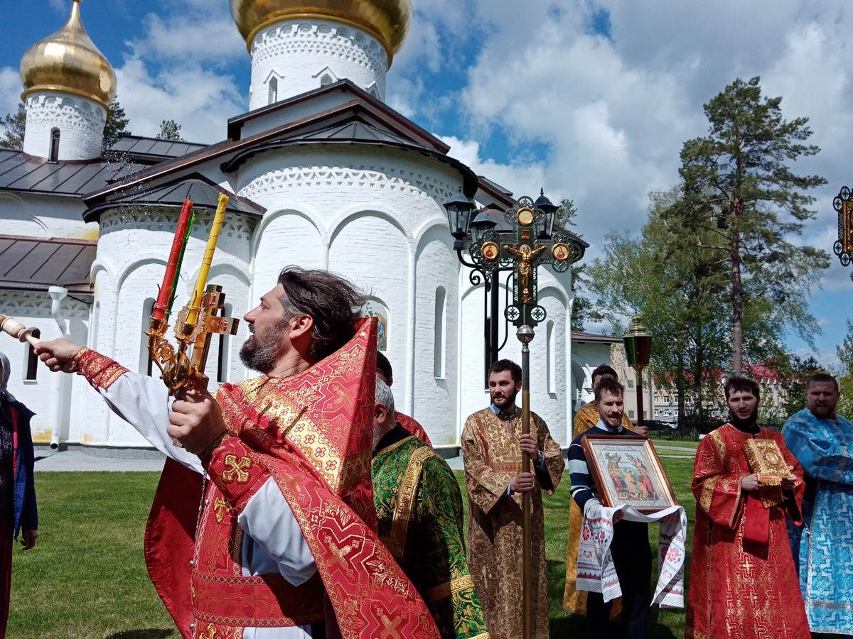 храм серафима саровского воронеж. служба храма саров. служба храма саров. серафимо - саровский монастырь новомакарово. саров храм царственных страстотерпцев внутри.