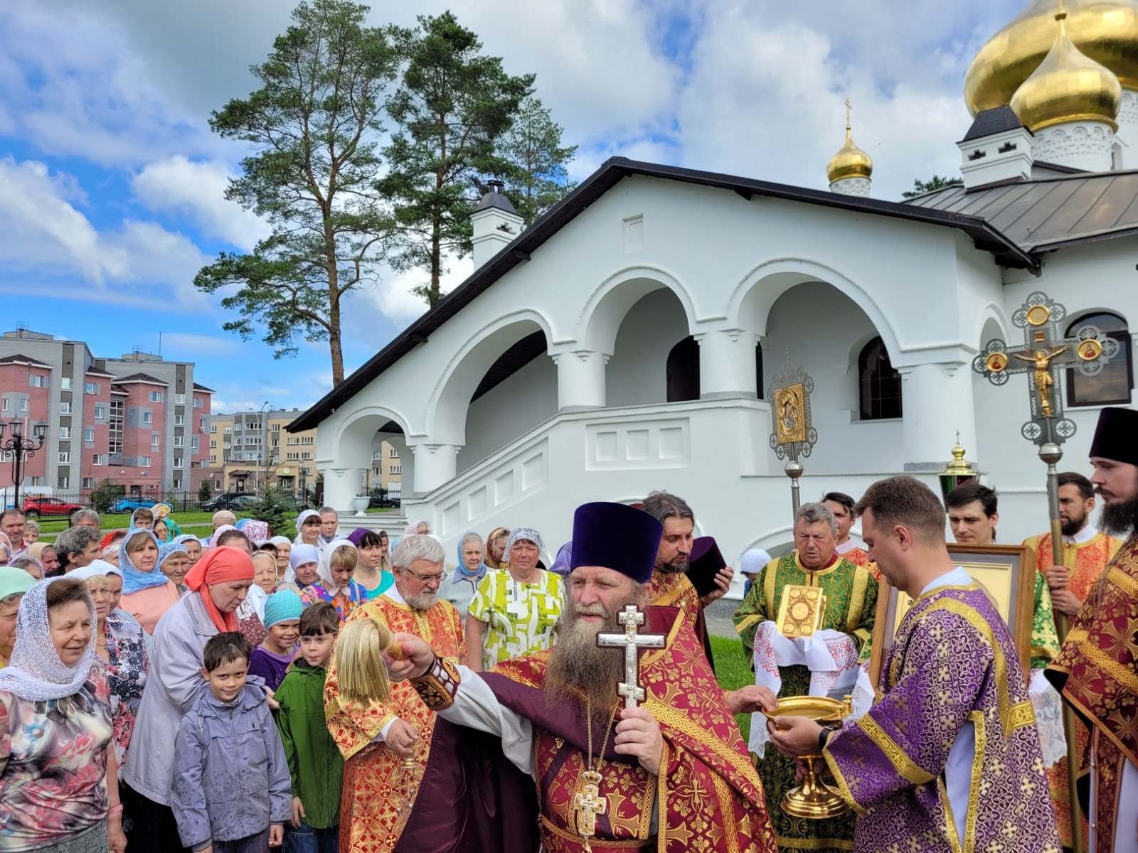 Богослужение в храме саров. Саровская Церковь. Освящение 5 хлебов в храме на всенощной.